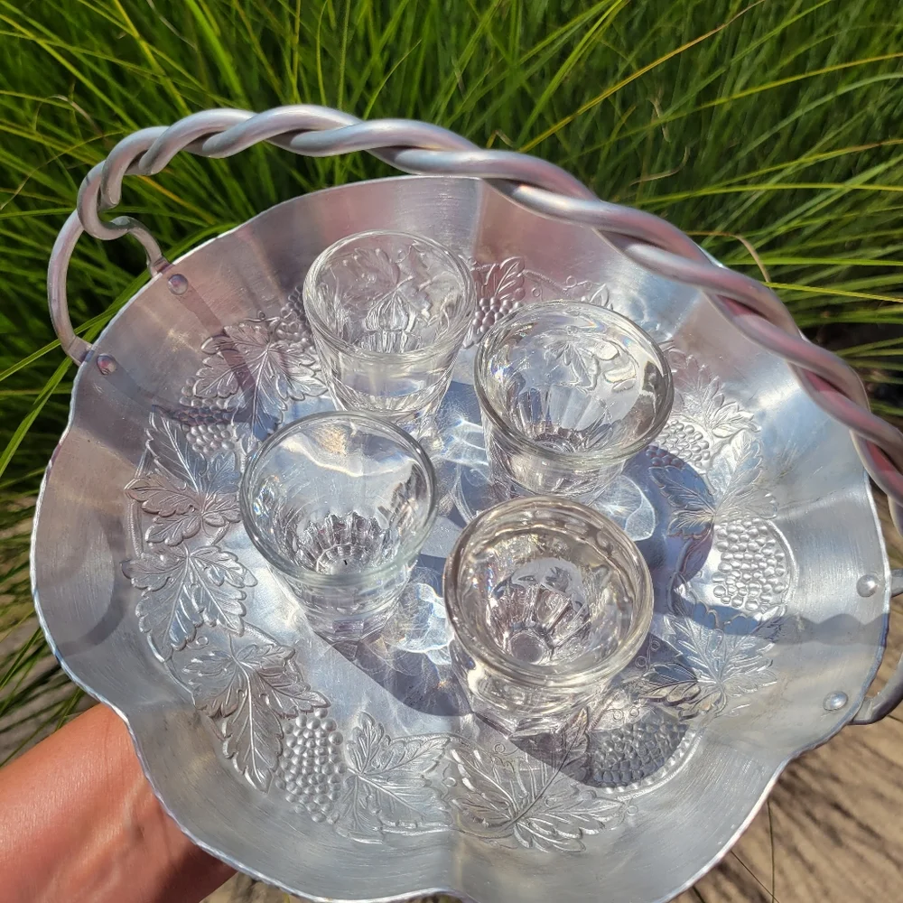 Everlast Forged Aluminum Basket with Handle ~ Grapes ~ Versatile Serveware